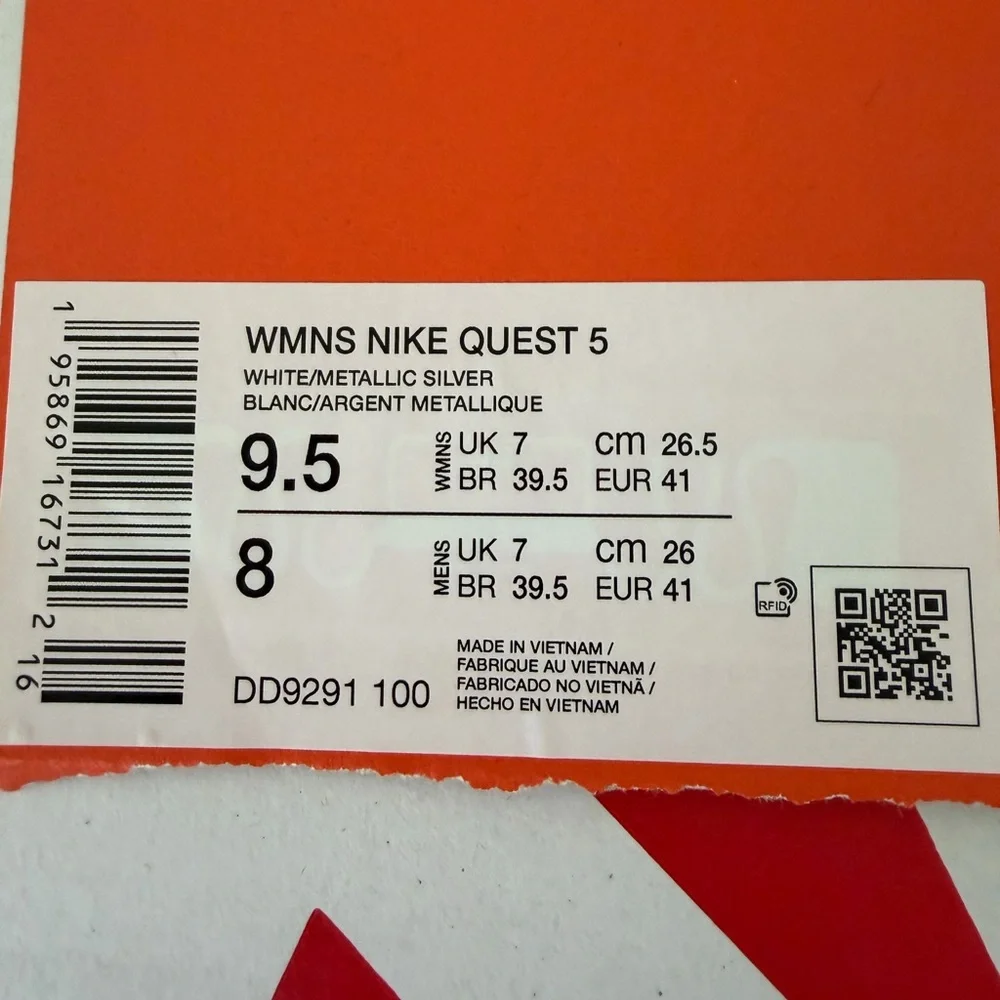 Nike White Metallic silver WMNS NIKE QUEST 5 size 9.5!Athletic Sneakers 👟 new